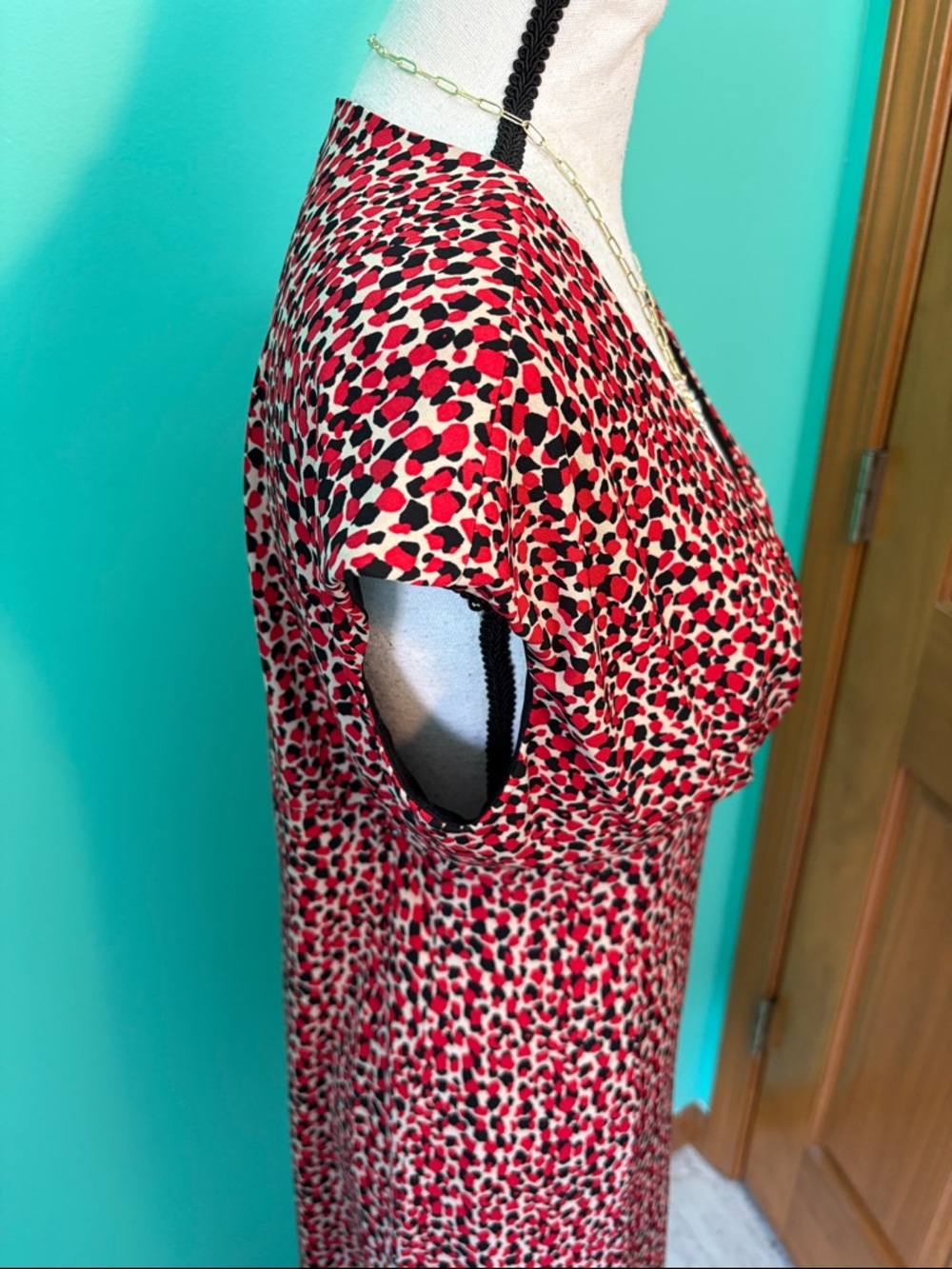 Evan Picone Black Label in a Red, Black & Tan Printed V-Neck Midi Dress - Picture 4 of 10